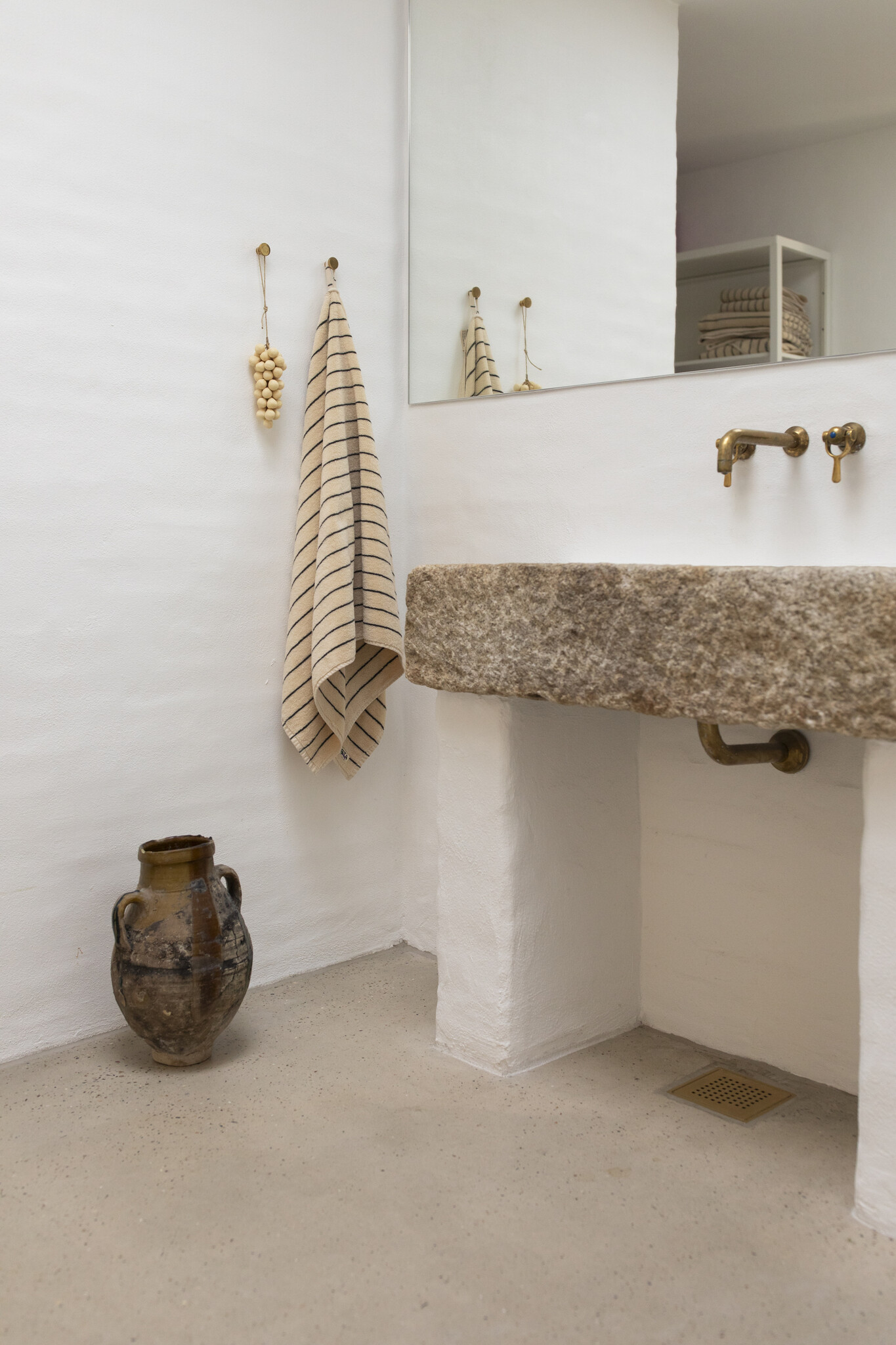 Bongusta towel 'Naram' - cream & ink