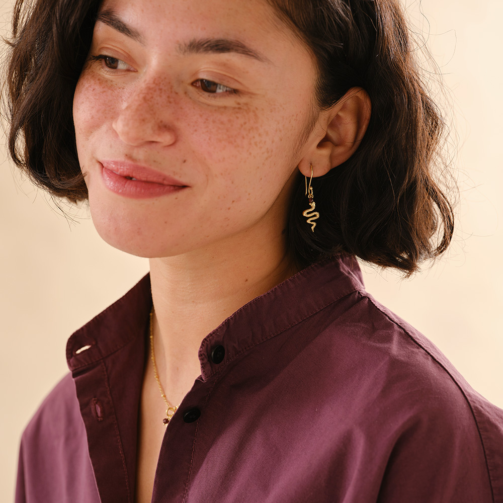 A Beautiful Story earrings 'Generous' snake - garnet