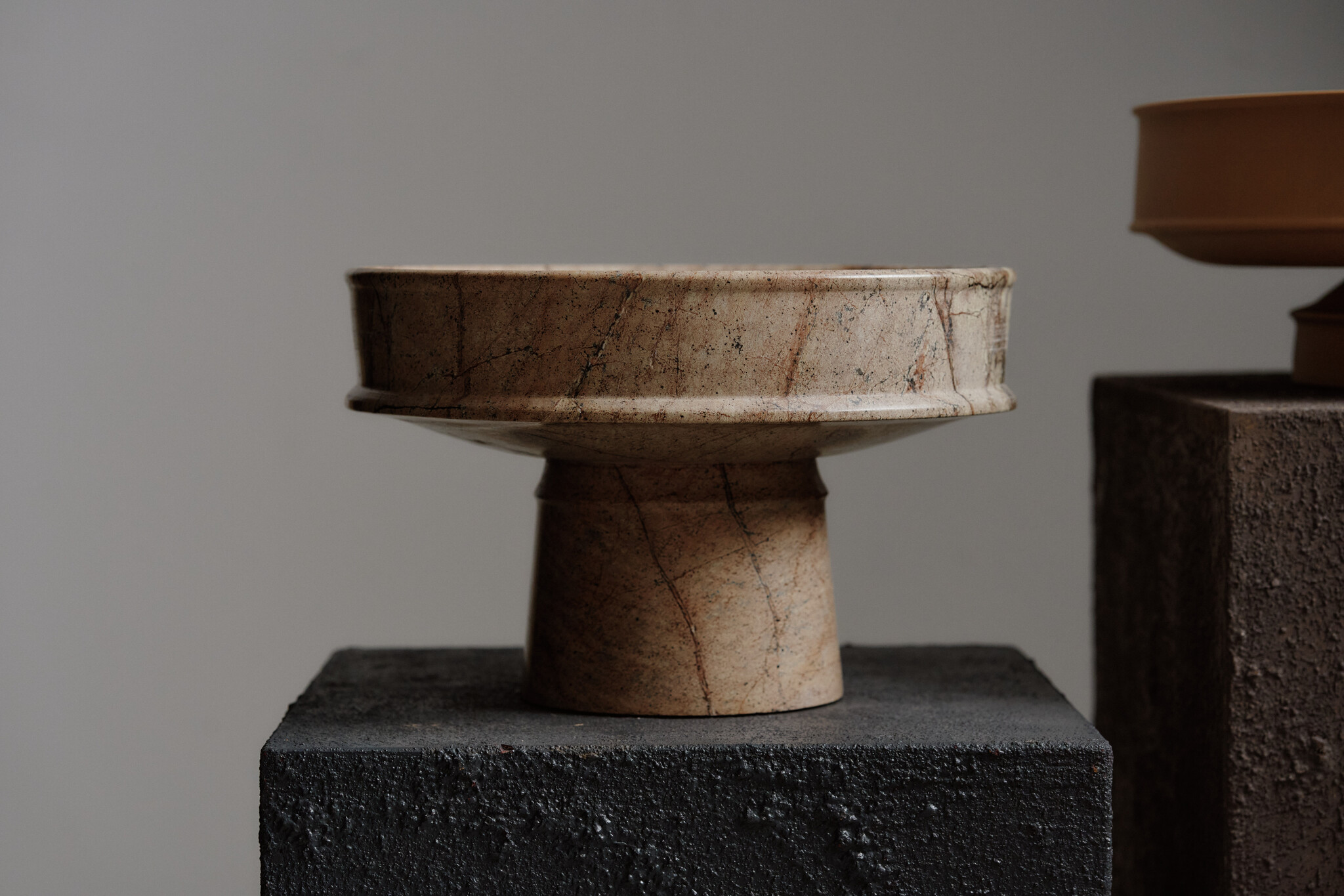 Serax schaal op voet 'Dune' Kelly Wearstler -marmer