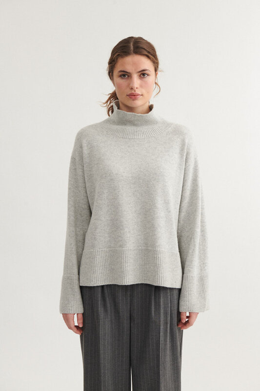 Basic Apparel t-neck 'Cady' - licht grijs
