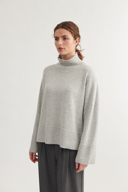 Basic Apparel t-neck 'Cady' - licht grijs