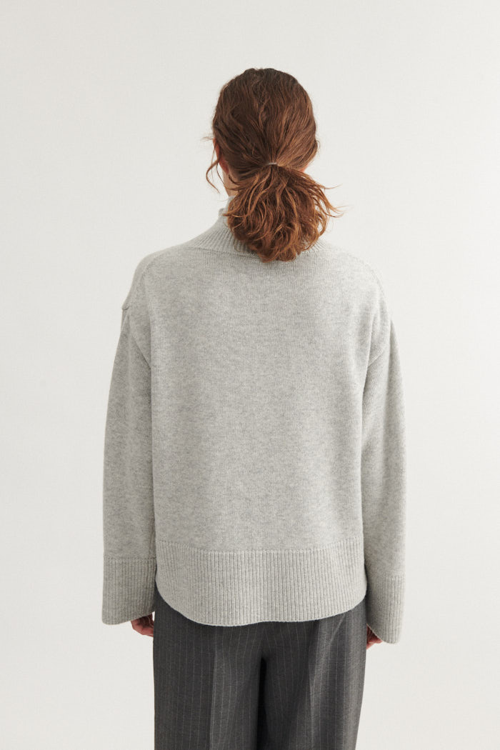 Basic Apparel t-neck 'Cady' - licht grijs