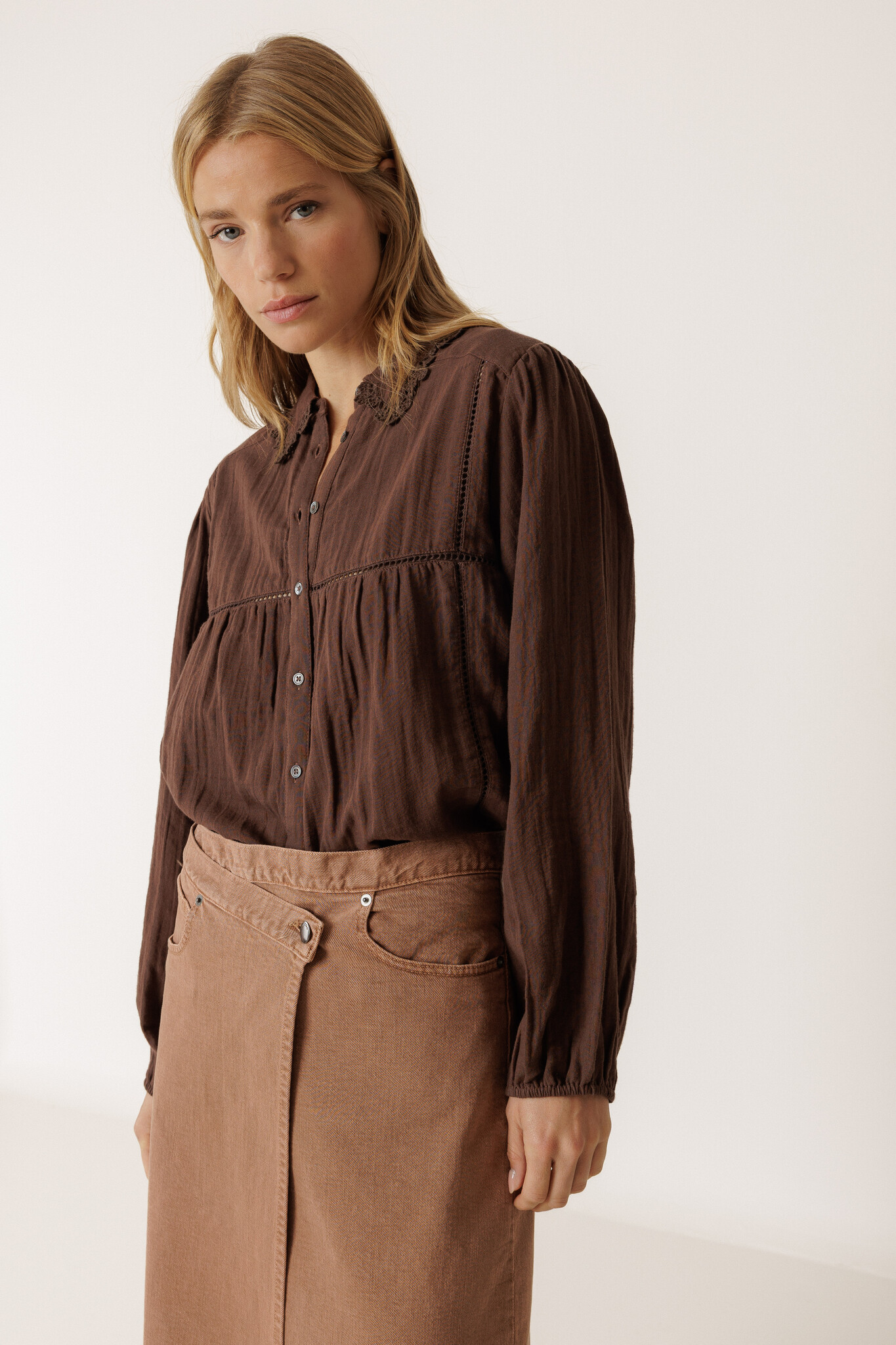 Indi & Cold blouse 'Crochet' katoen - chocolate