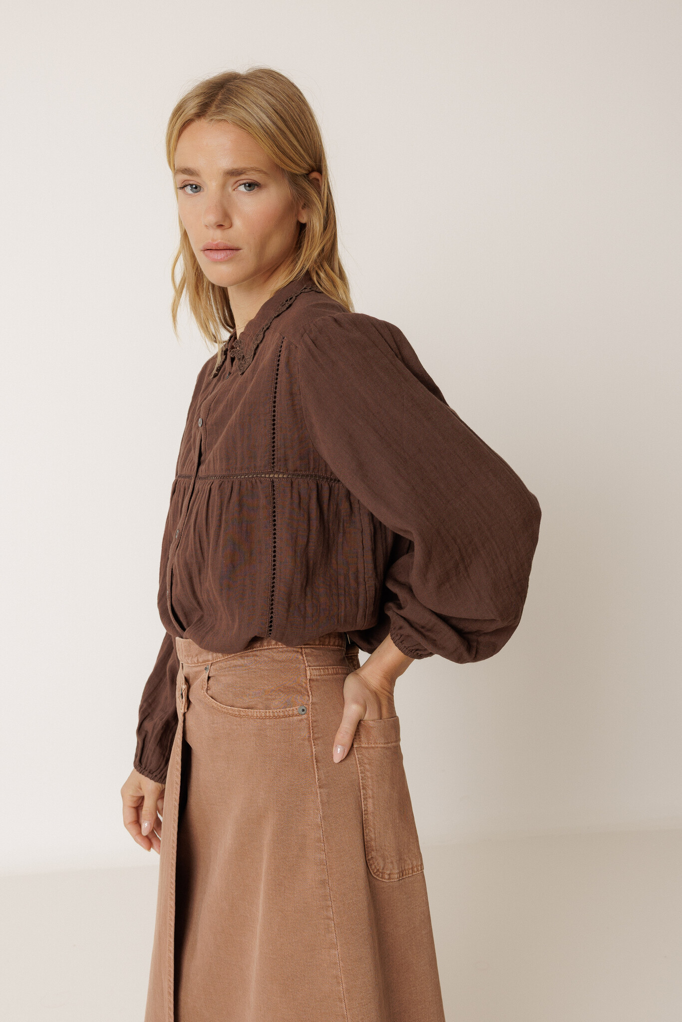 Indi & Cold blouse 'Crochet' katoen - chocolate