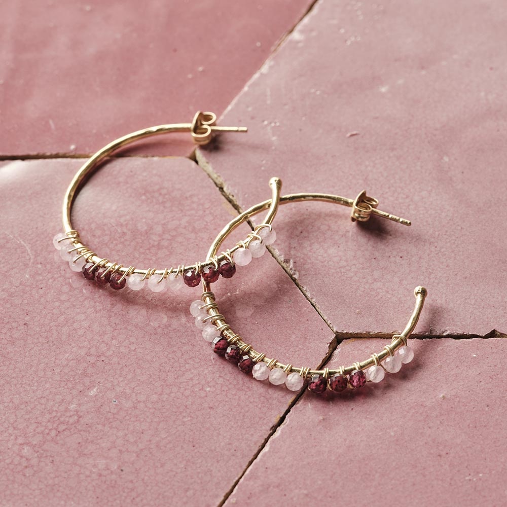 A Beautiful Story oorbellen 'Muse' - granaat / rozenkwarts