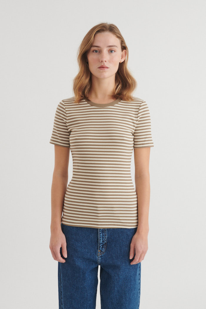 Basic Apparel t-shirt 'Ludmilla' katoen - garden / birch