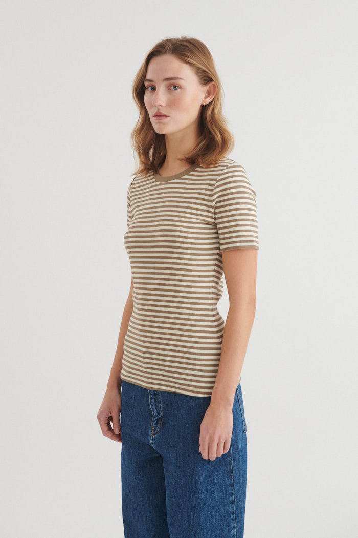 Basic Apparel t-shirt 'Ludmilla' katoen - garden / birch