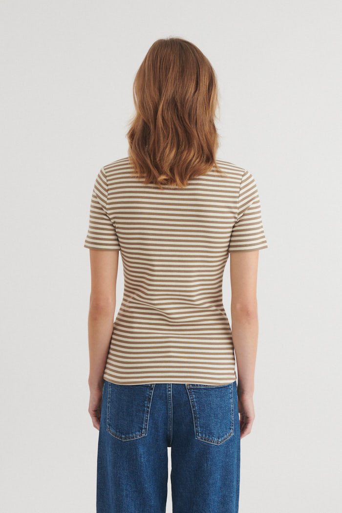 Basic Apparel t-shirt 'Ludmilla' katoen - garden / birch