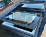 Slimme ventilatie in de zomer met een platdakraam