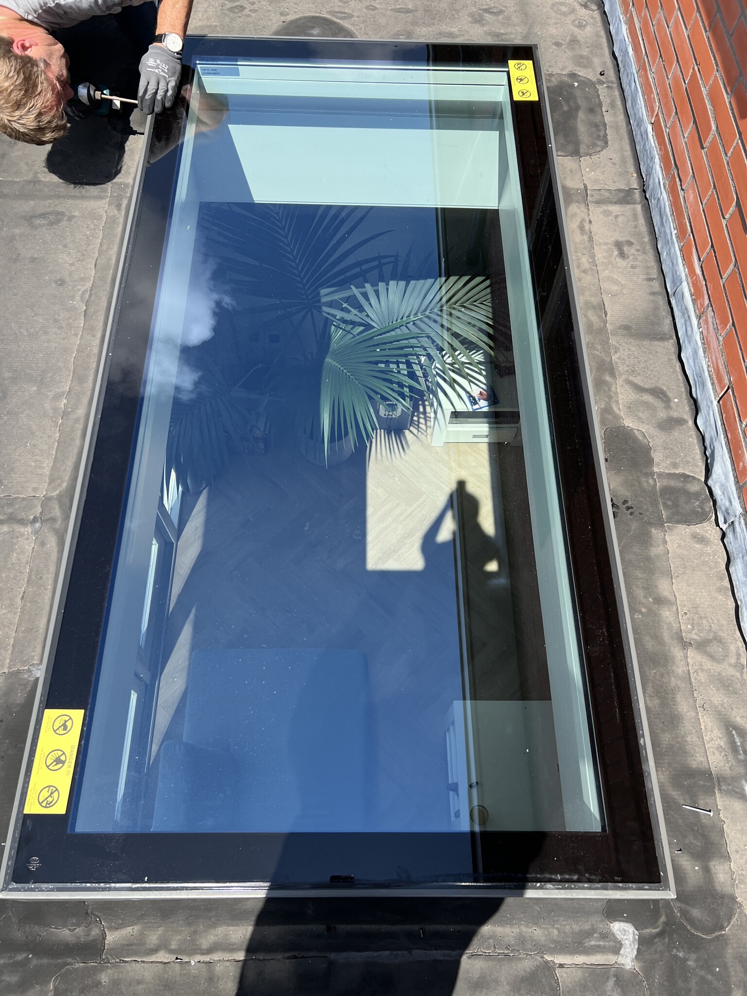 Oude kunststof lichtkoepel vervangen door een glazen platdakraam