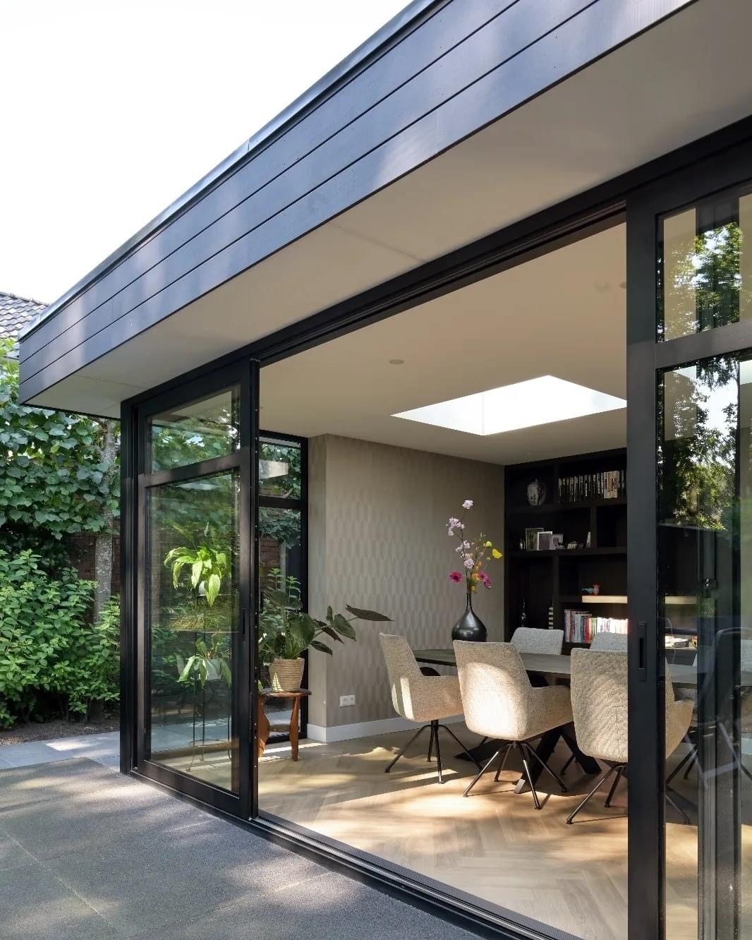 Platdakraam boven een moderne woonkeuken