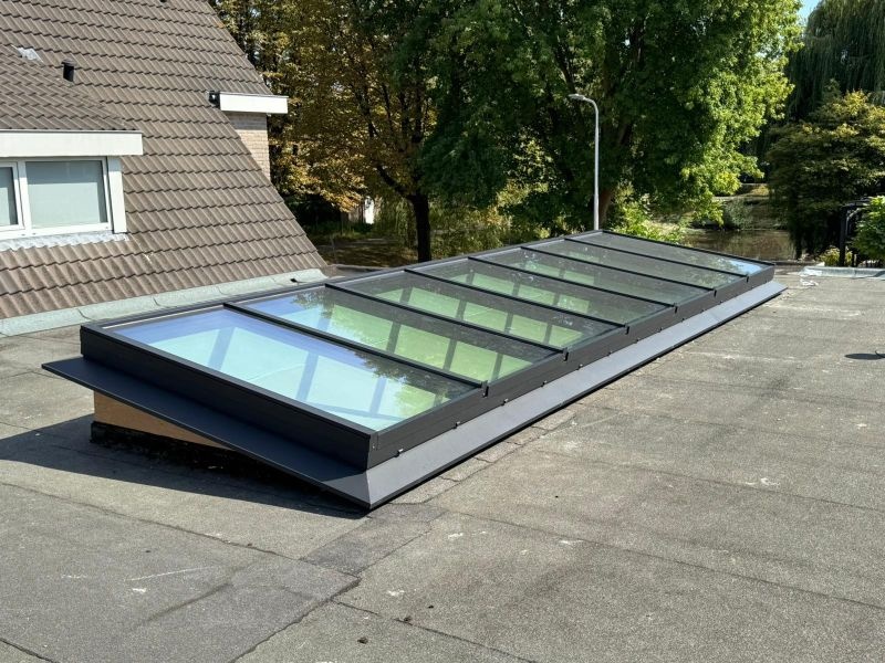 Aluminium lichtstraat op plat dak