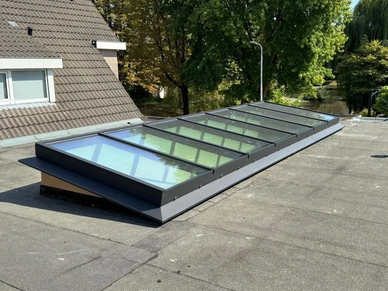 Vlakke lichtstraat of zadeldak met wolfseinden van aluminium
