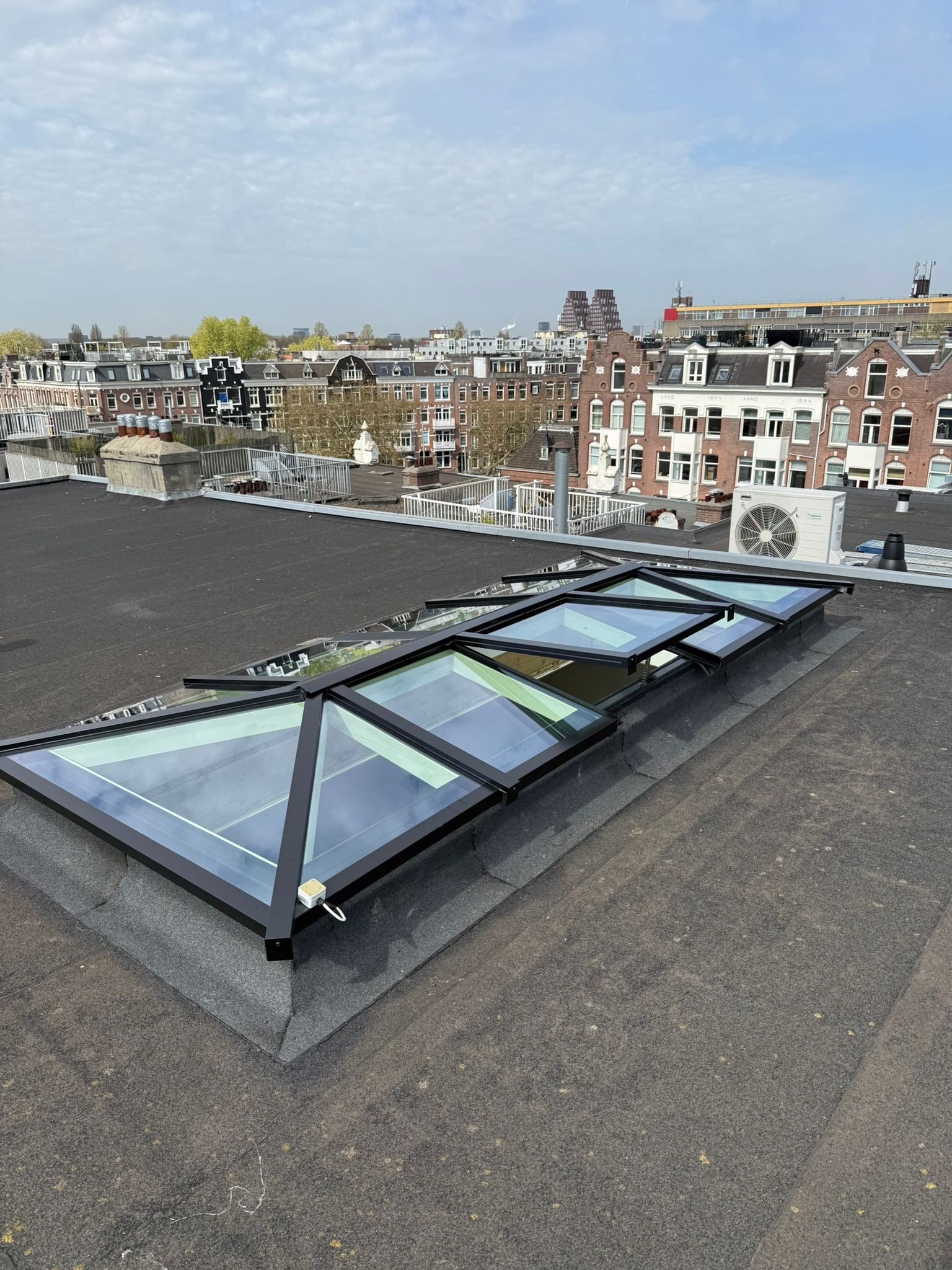 Grote Intura schilddak lichtstraat met aflopende glazen eindvlakken