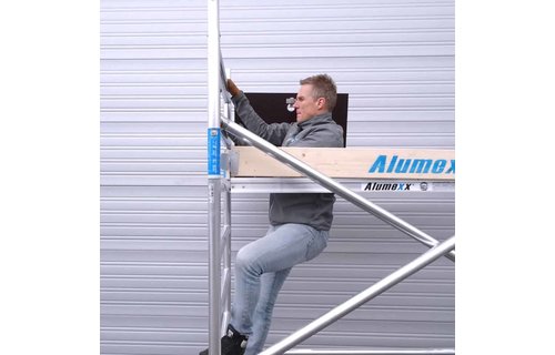 Tweedehands steiger 75 x 250 x 4.2 mtr werkhoogtelicht gewicht platform