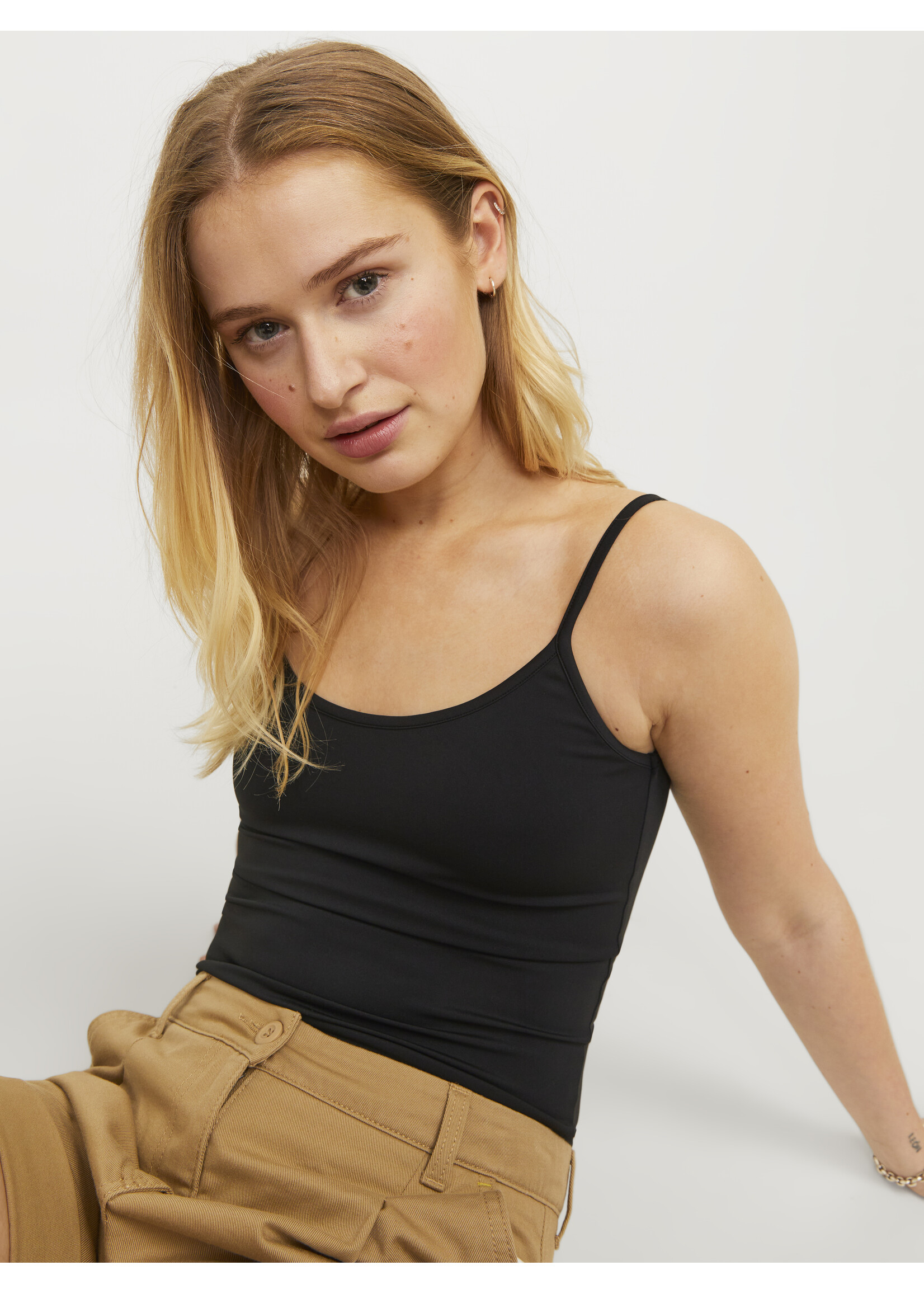 JXSAGA SINGLET TOP BLACK