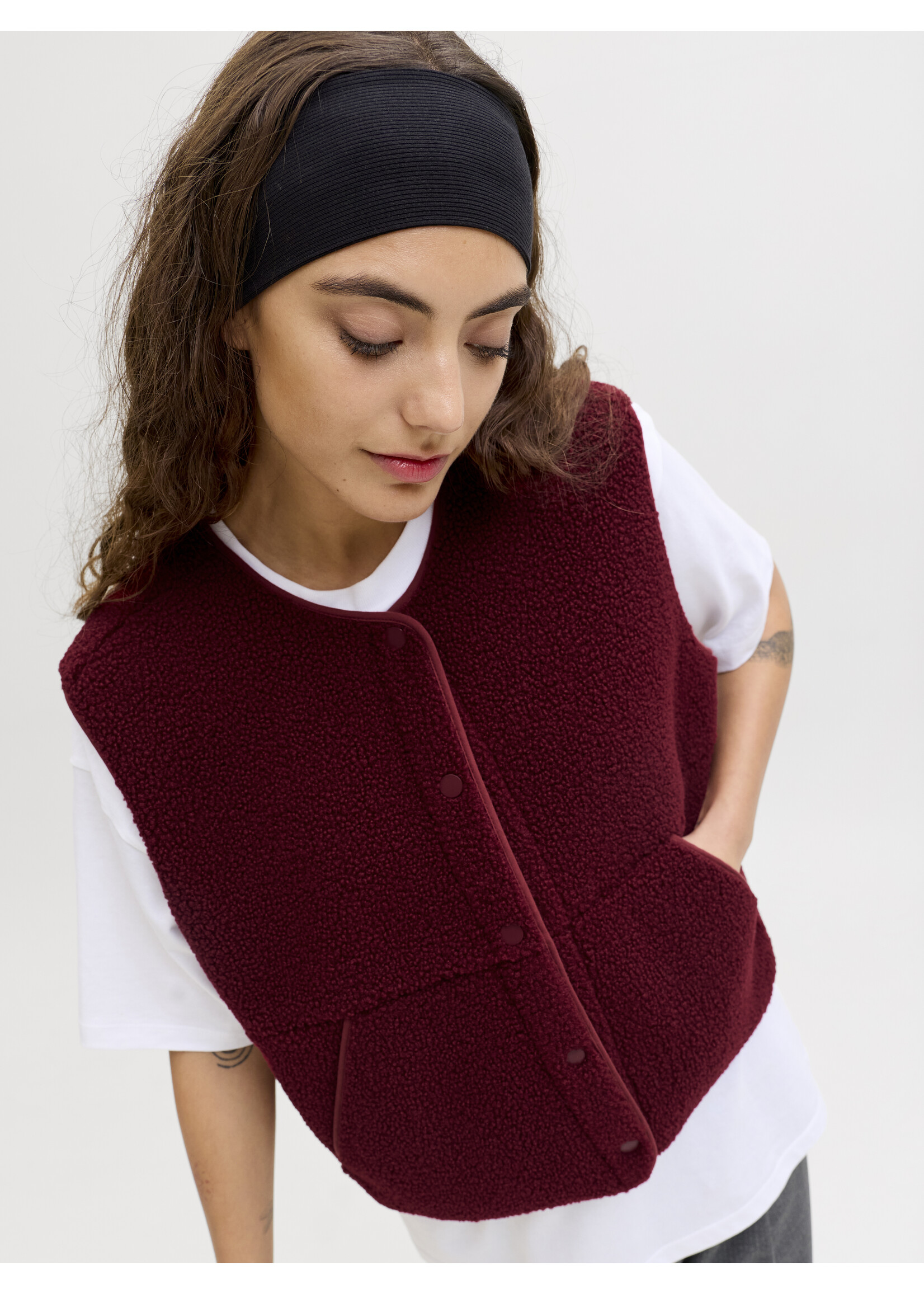 JXVERA TEDDY VEST - CABERNET