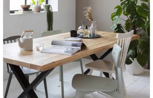 Industriele Eikenhout Salon of Eetkamertafel Fabrio met stalen X-Frame