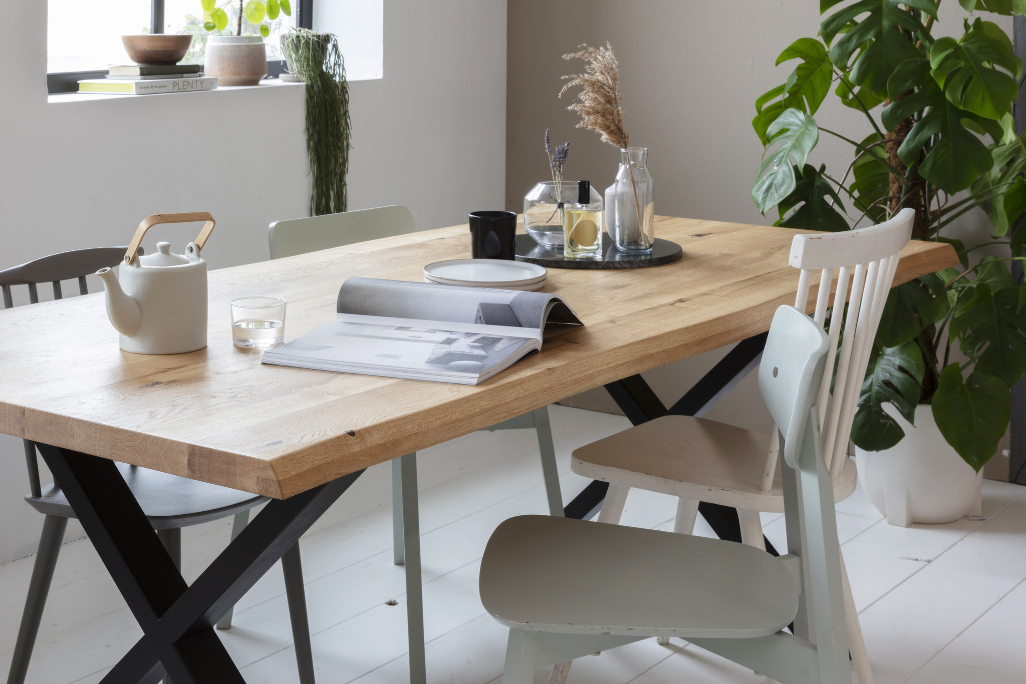 Industriele Eikenhout Salon of Eetkamertafel Fabrio met stalen X-Frame