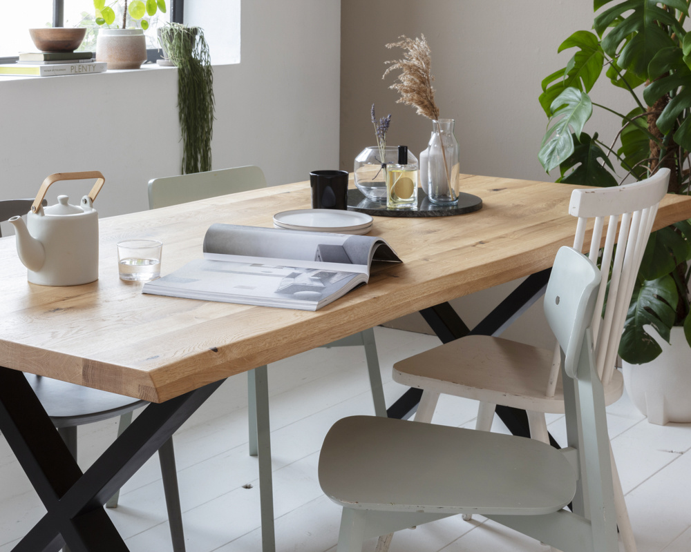 Industriele Eikenhout Salon of Eetkamertafel Fabrio met stalen X-Frame