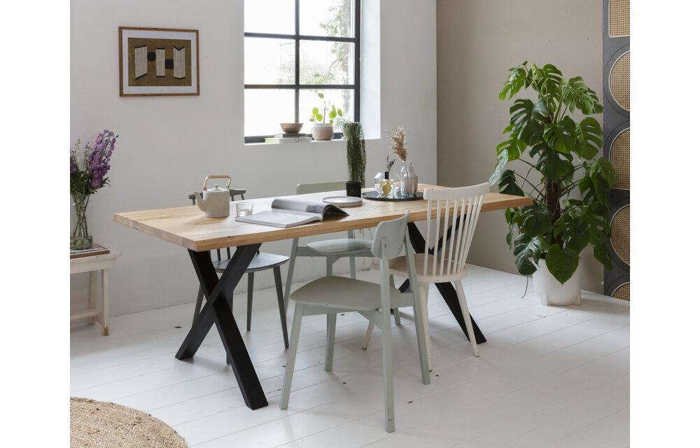 Industriele Eikenhout Salon of Eetkamertafel Fabrio met stalen X-Frame