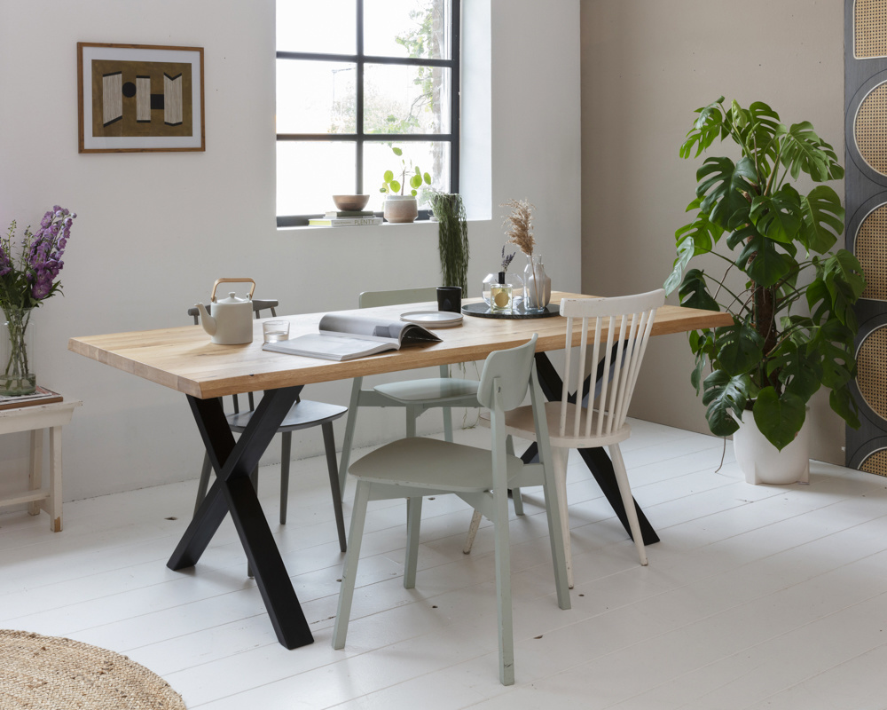 Industriele Eikenhout Salon of Eetkamertafel Fabrio met stalen X-Frame