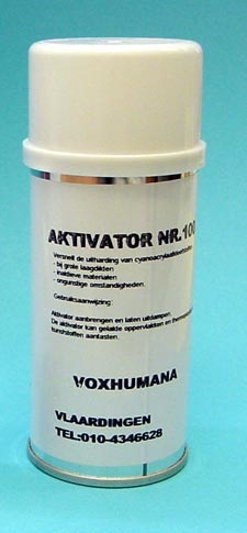 Secondenlijm versneller