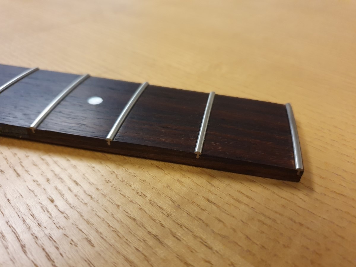 Fingerboard 62,5cm scale rosewood with 24 frets