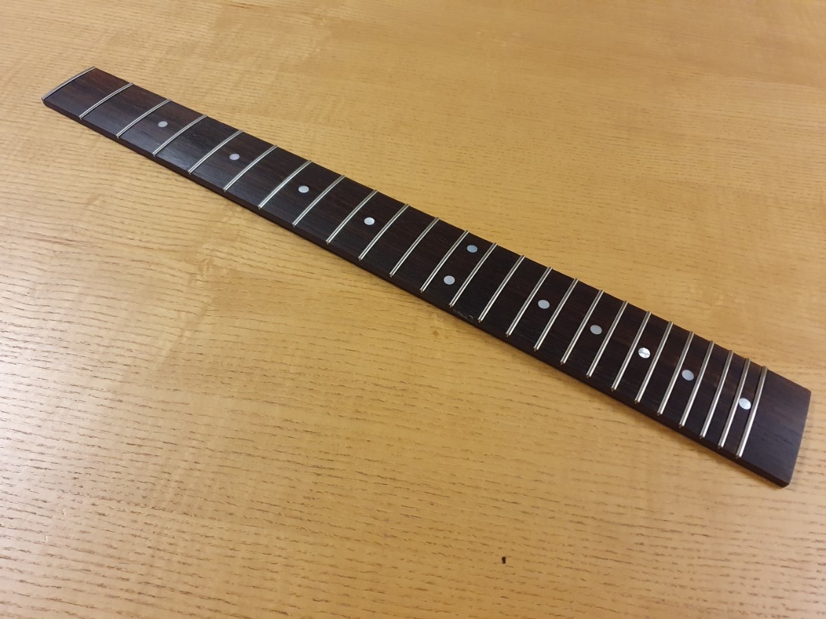 Fingerboard 62,5cm scale rosewood with 24 frets