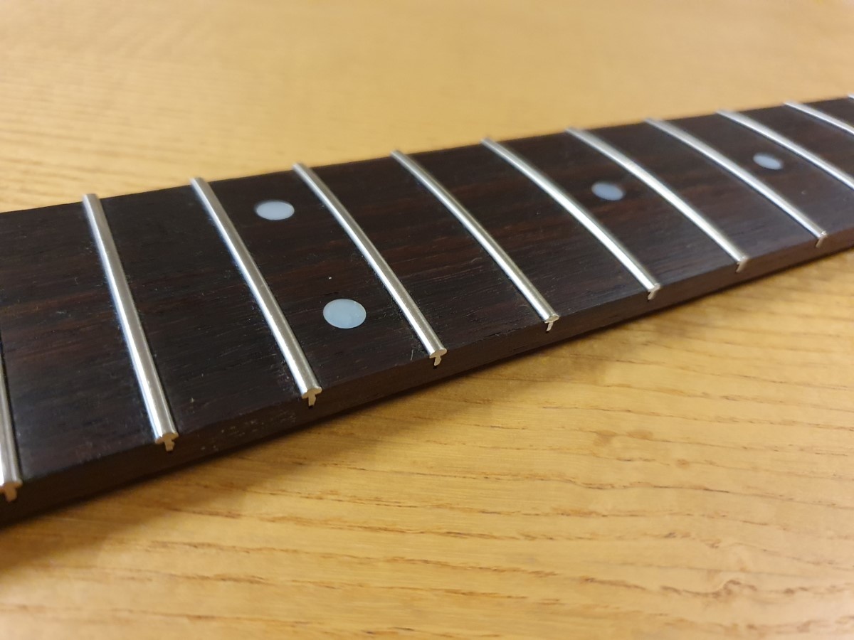 Fingerboard 62,5cm scale rosewood with 24 frets