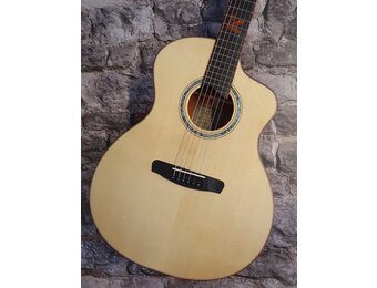 Dowina Paduak GAC-48 Grand Auditorium brede hals topkam/48mm  met koffer