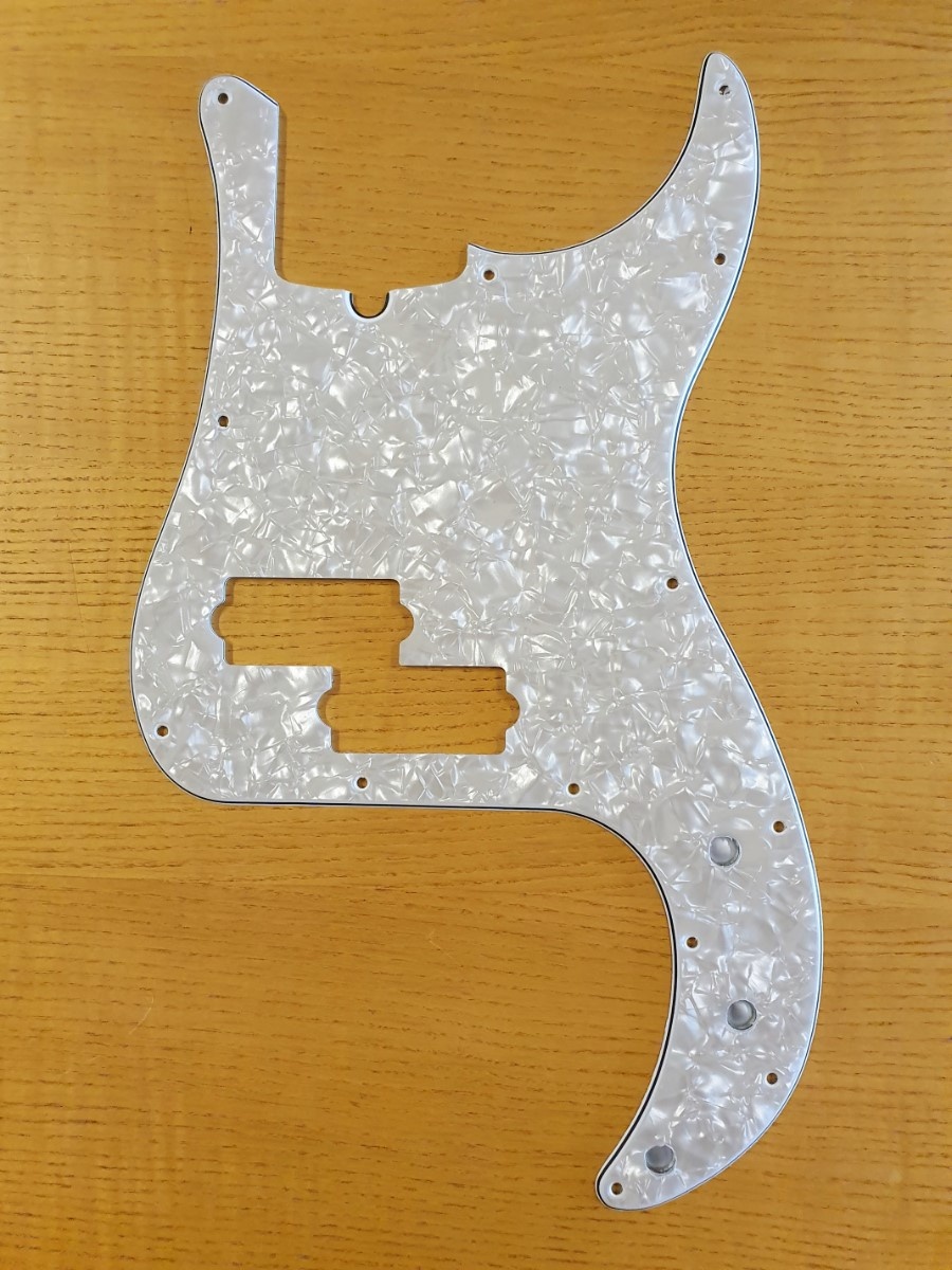 WD P-Bass pickguard aged pearl