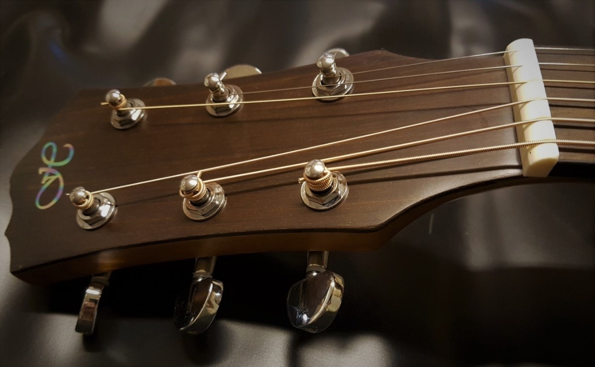 Heartford Vox Humana Designed D21CE-SW Electro Acoustic Guitar met oplaadbaar Mi-Si Pickup