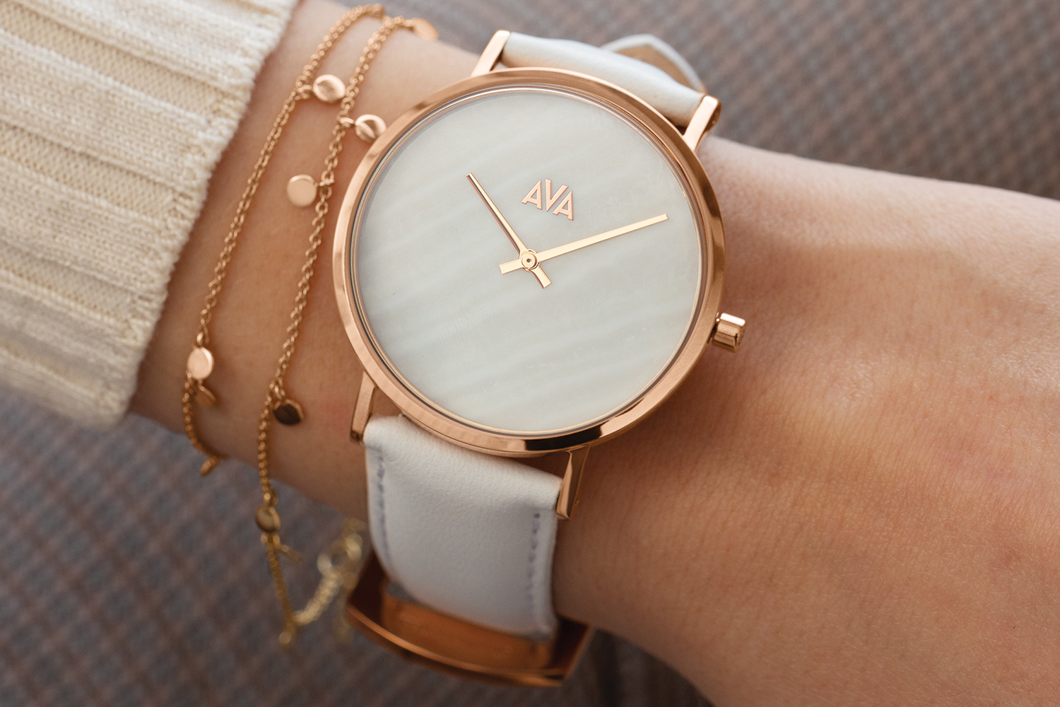 AVA AVA Mani Rosaguld Vit Pärla - Dameshorloge - Witte leren band -  Rosékleurig - Parelmoer - Ø 38mm - Limited Edition - Brandfactory'12 B.V.