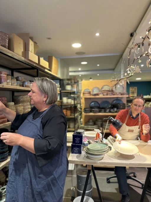 Keramiekwinkel te Knokke van geselecteerde Belgische keramisten. Handgemaakte keramiek kopen kan online en in e winkel te Knokke.