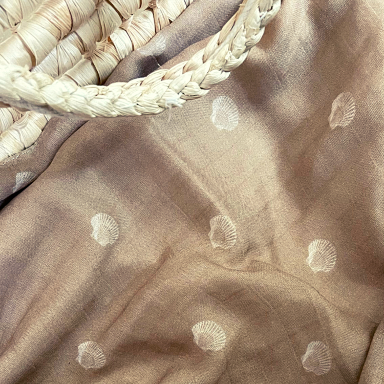 Sweet little crown Bamboo swaddle M - Shell sand