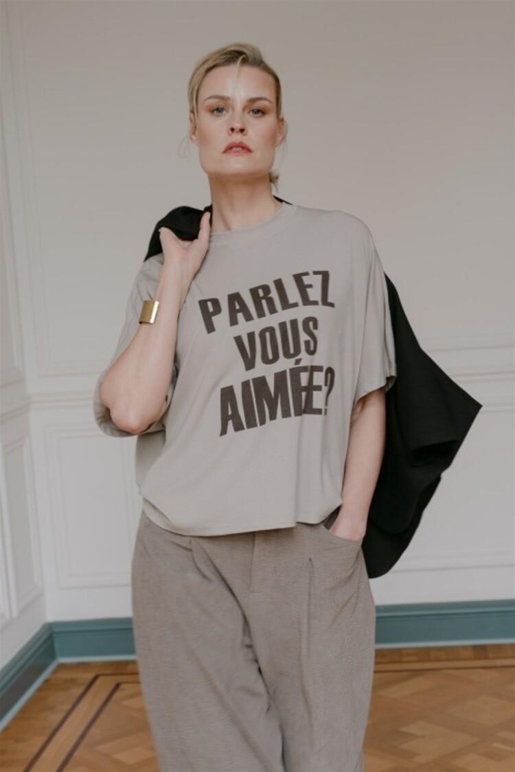 Aimée The Label Elara T-shirt - Taupe/Brown text