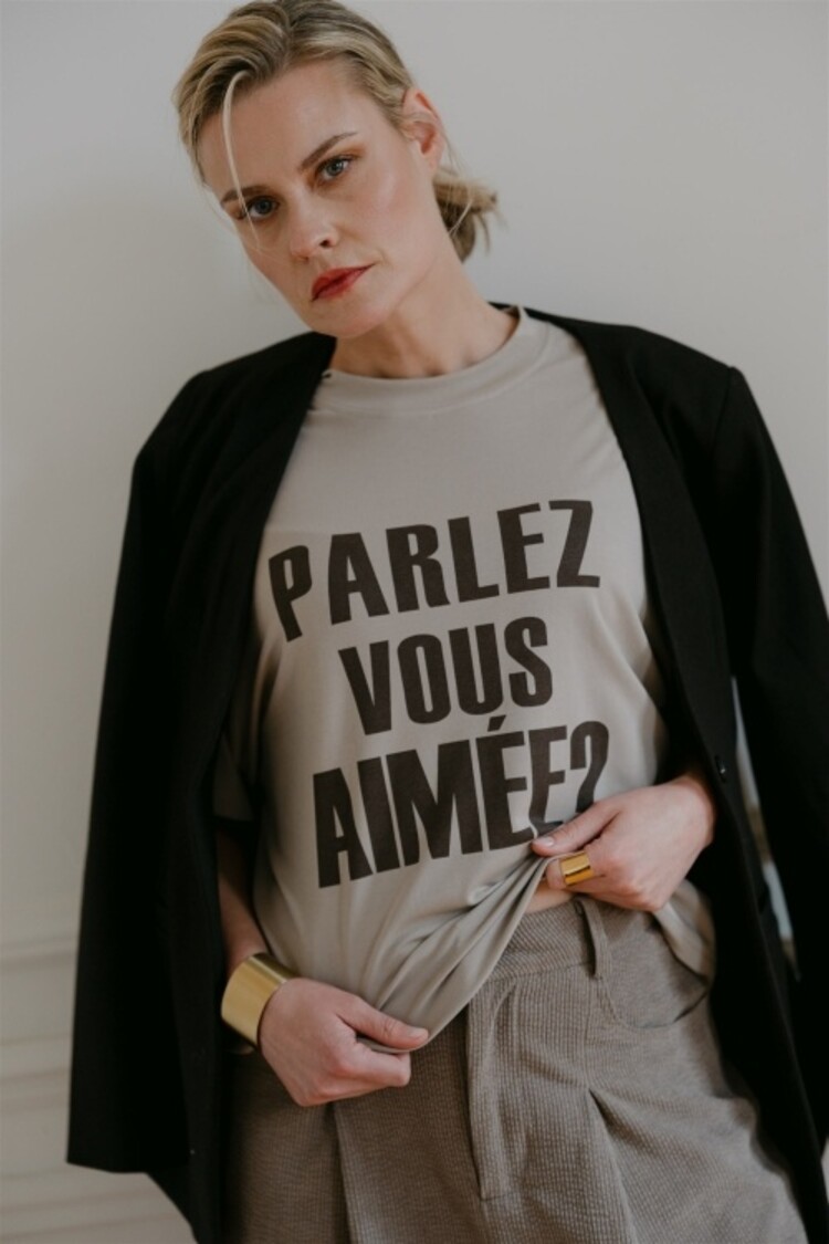 Aimée The Label Elara T-shirt - Taupe/Brown text