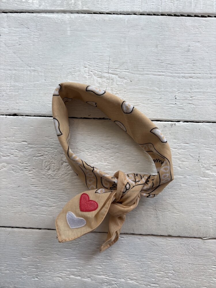 Bandana - beige/rood wit hartje