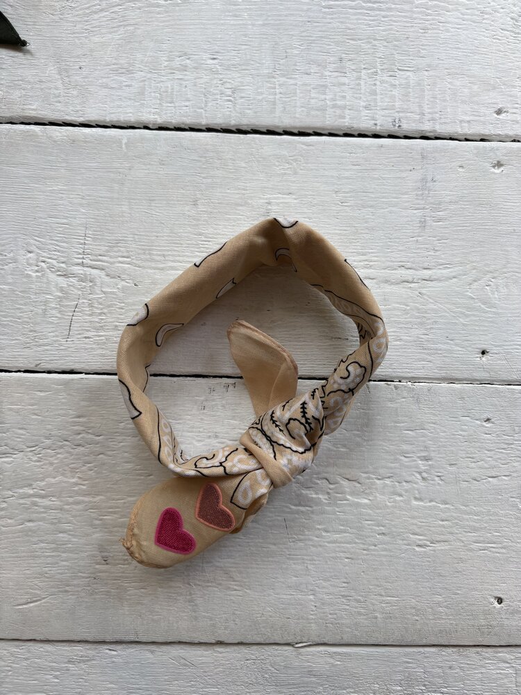 Bandana - beige - licht roze/fel roze hartje