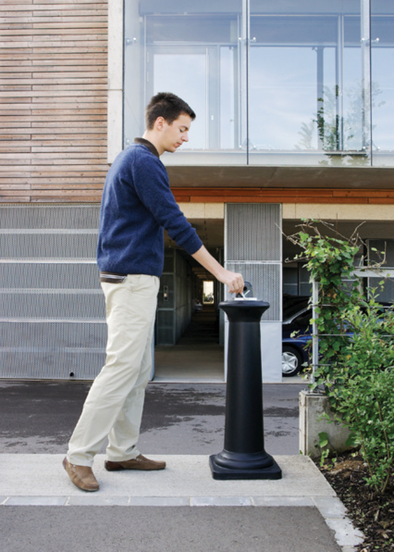 Rubbermaid Collecteur de cigarettes Rubbermaid Tuscan noir