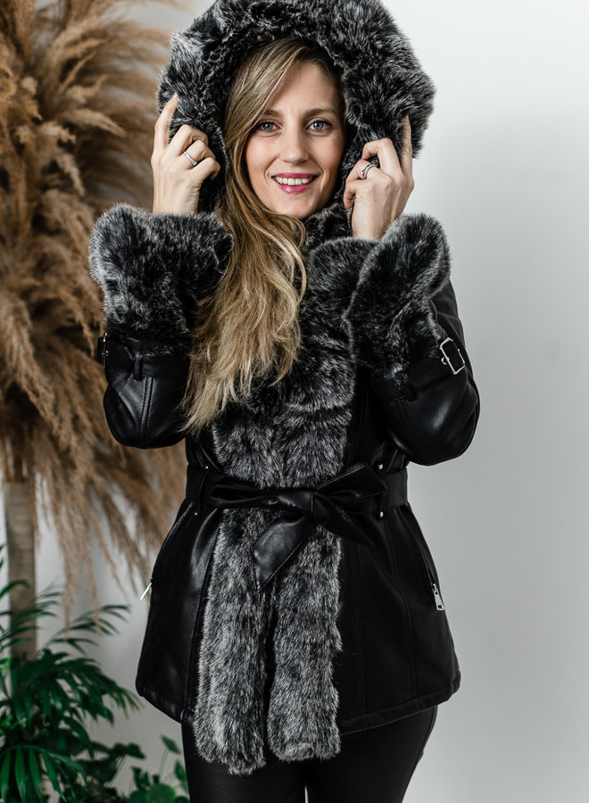 Zwarte lederlook jas met faux fur