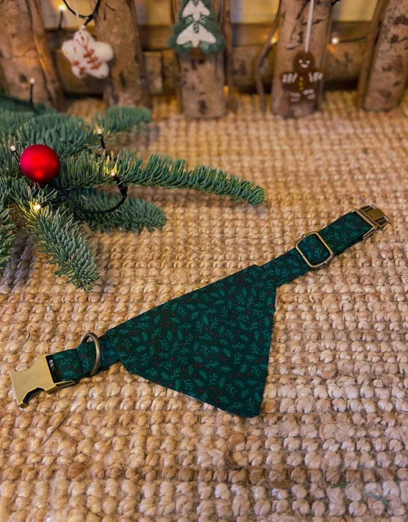 Slip-on Bandana | Mistletoe & Berries