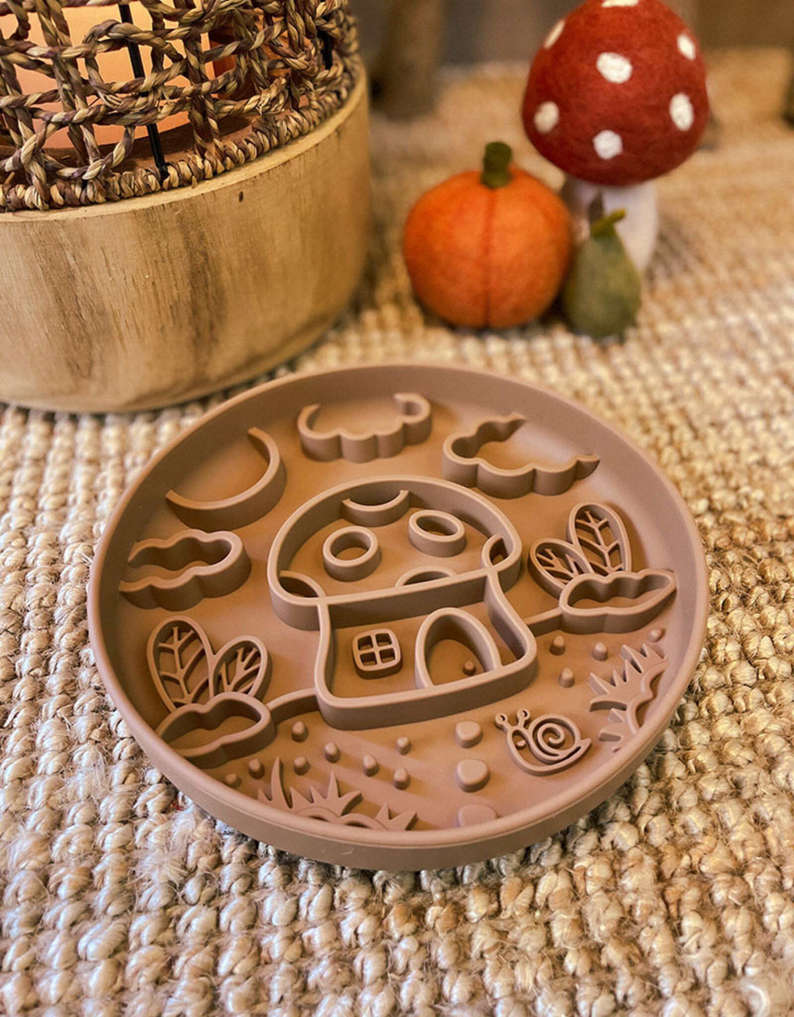 Mushroom Cottage | slow feeder