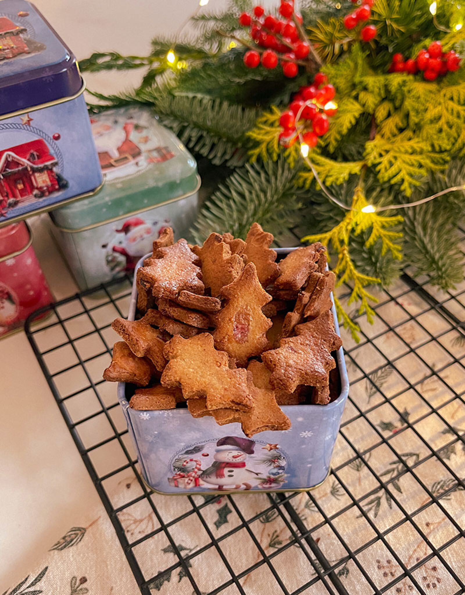 Mini Kerstboom koekjes met Veenbessen & Kaneel in metalen blik | glutenvrij | 100g