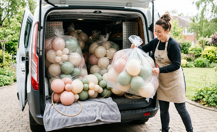 Ballonnen vervoeren in de auto zonder knappen: zo krijg je alles heel op locatie