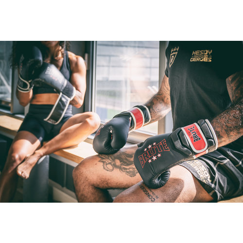 Brute Brute Training & Sparring Kickboxhandschuhe – Weiches Polyester – Schwarz & Rot