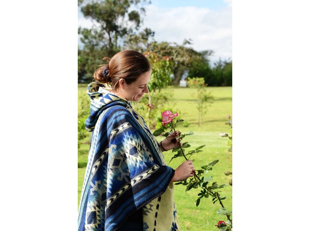 EcuaFina Alpaka Poncho Shuar Blau