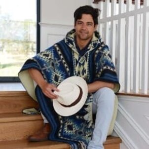 EcuaFina Alpaka Poncho Shuar Blau