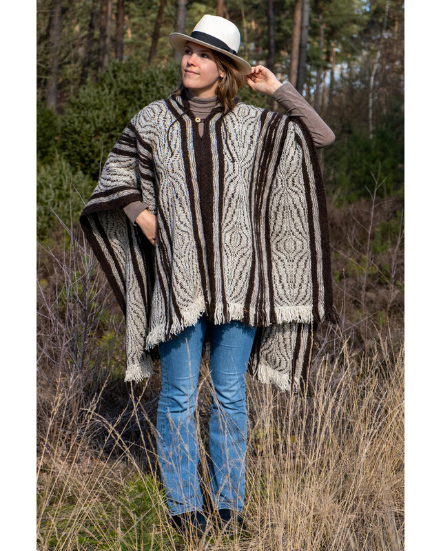 EcuaFina Poncho Elena Bruin